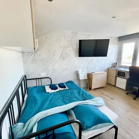 Tres Jolie 6 Paisible, Moderne, Agreable En Face De La Gare * Miluza